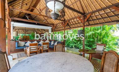 Cantik Villa Dua Kamar Tidur Di Tepi Pantai Sanur