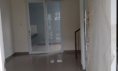 Rumah Minimalis 2 lantai, siap huni dekat tol Jatikarya