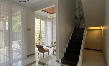 Rumah Mewah Cantik 2 Lt Dengan Private Pool Di Seputaran Jln Palagan