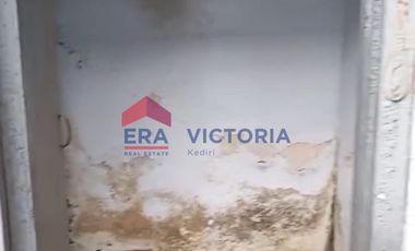 Rumah dinpinggir jalan besar kota kediri