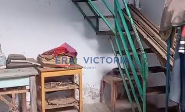 Rumah dinpinggir jalan besar kota kediri