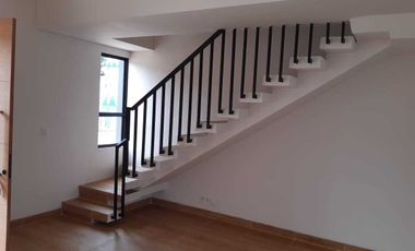 DISEWAKAN RUMAH 2 LANTAI DI CENDANA LIPPO KARAWACI UTARA