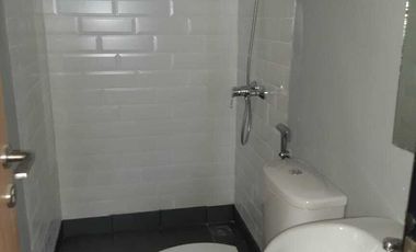 DISEWAKAN RUMAH 2 LANTAI DI CENDANA LIPPO KARAWACI UTARA