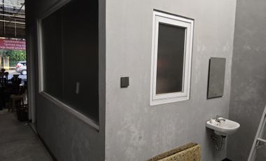 Rumah ruang usaha pinggir jalan lokasi ramai padat di Kencanaloka
