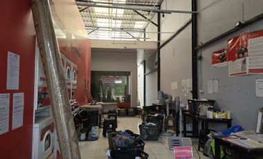 Rumah ruang usaha pinggir jalan lokasi ramai padat di Kencanaloka