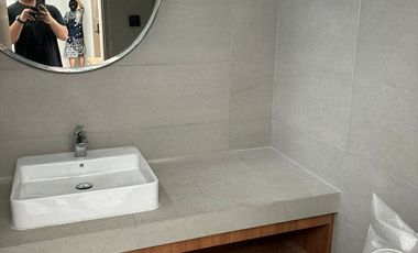 Disewakan rumah baru 2lantai siaphuni di Gading Mas Barat Vl