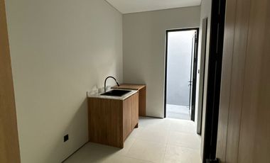 Disewakan rumah baru 2lantai siaphuni di Gading Mas Barat Vl