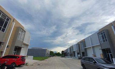 Kawasan pergudangan di luar Kawasan Industri Pulogadung, Jakarta Timur