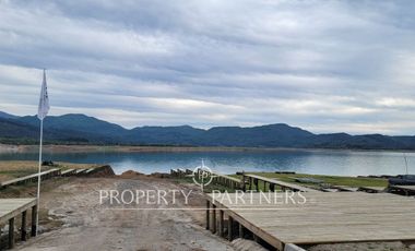Sitios urbanos en exclusivo condominio frente al lago