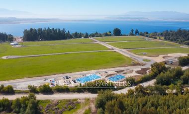 Sitios urbanos en exclusivo condominio frente al lago