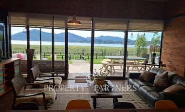 Linda casa con gran vista a orilla de lago