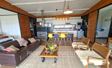 Linda casa con gran vista a orilla de lago