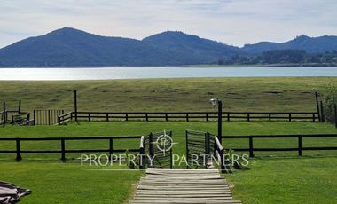 Linda casa con gran vista a orilla de lago