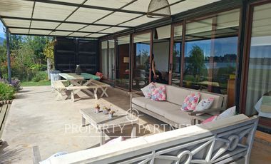 Linda casa con gran vista a orilla de lago