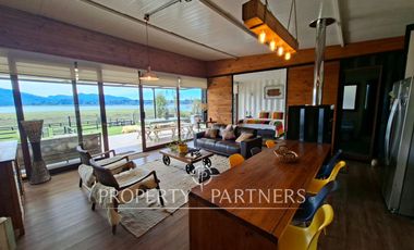 Linda casa con gran vista a orilla de lago