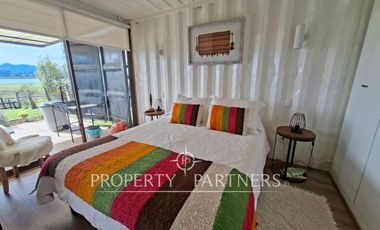 Linda casa con gran vista a orilla de lago