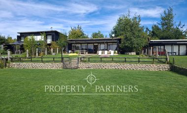 Linda casa con gran vista a orilla de lago