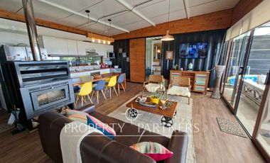 Linda casa con gran vista a orilla de lago