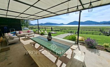 Linda casa con gran vista a orilla de lago