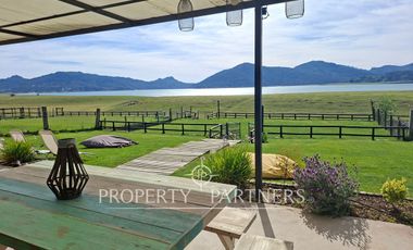 Linda casa con gran vista a orilla de lago