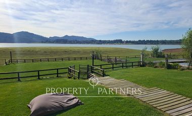 Linda casa con gran vista a orilla de lago