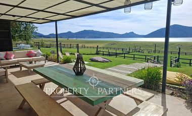 Linda casa con gran vista a orilla de lago