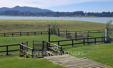 Linda casa con gran vista a orilla de lago