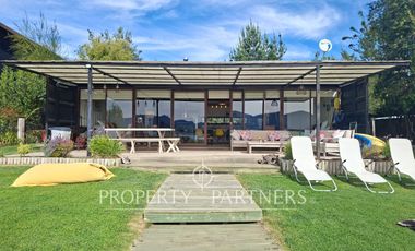 Linda casa con gran vista a orilla de lago