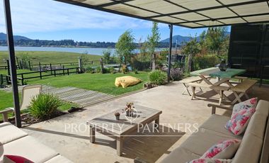 Linda casa con gran vista a orilla de lago