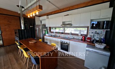 Linda casa con gran vista a orilla de lago