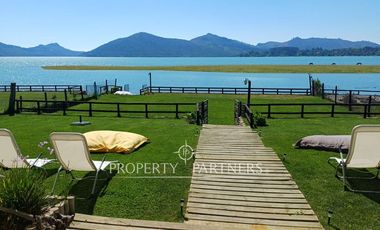 Linda casa con gran vista a orilla de lago