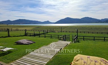Linda casa con gran vista a orilla de lago