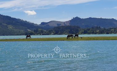 Linda casa con gran vista a orilla de lago