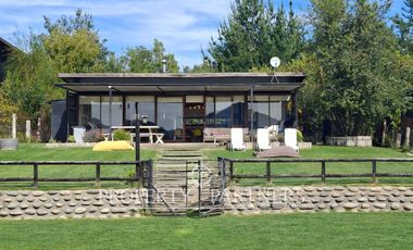 Linda casa con gran vista a orilla de lago