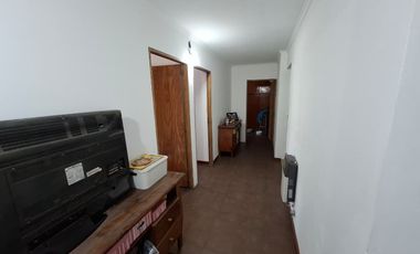 VENTA- CASA DE TRES DORMIOTIROS CON COCHERA Y PATIO CON JARDÍN-GRANADERO BAIGORRIA