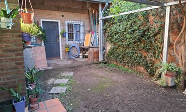 VENTA- CASA DE TRES DORMIOTIROS CON COCHERA Y PATIO CON JARDÍN-GRANADERO BAIGORRIA