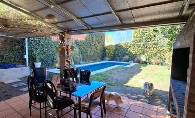 VENTA- CASA DE TRES DORMIOTIROS CON COCHERA Y PATIO CON JARDÍN-GRANADERO BAIGORRIA