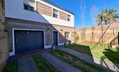 VENTA- CASA DE TRES DORMIOTIROS CON COCHERA Y PATIO CON JARDÍN-GRANADERO BAIGORRIA