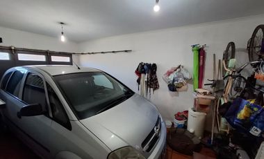 VENTA- CASA DE TRES DORMIOTIROS CON COCHERA Y PATIO CON JARDÍN-GRANADERO BAIGORRIA