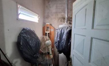 VENTA- CASA DE TRES DORMIOTIROS CON COCHERA Y PATIO CON JARDÍN-GRANADERO BAIGORRIA