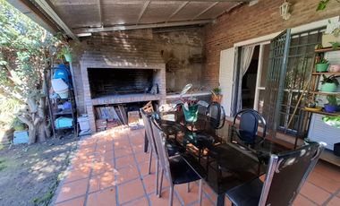 VENTA- CASA DE TRES DORMIOTIROS CON COCHERA Y PATIO CON JARDÍN-GRANADERO BAIGORRIA