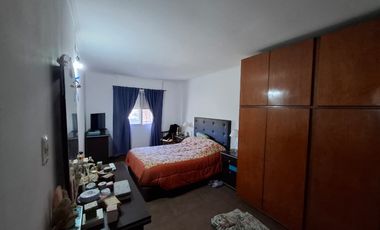 VENTA- CASA DE TRES DORMIOTIROS CON COCHERA Y PATIO CON JARDÍN-GRANADERO BAIGORRIA