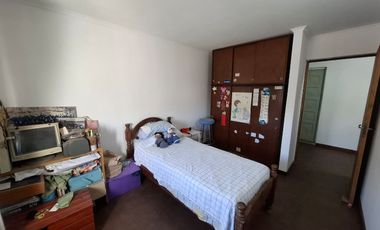 VENTA- CASA DE TRES DORMIOTIROS CON COCHERA Y PATIO CON JARDÍN-GRANADERO BAIGORRIA