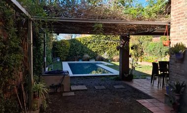 VENTA- CASA DE TRES DORMIOTIROS CON COCHERA Y PATIO CON JARDÍN-GRANADERO BAIGORRIA