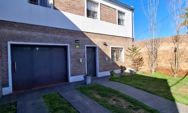 VENTA- CASA DE TRES DORMIOTIROS CON COCHERA Y PATIO CON JARDÍN-GRANADERO BAIGORRIA
