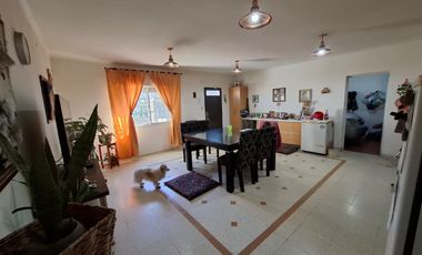 VENTA- CASA DE TRES DORMIOTIROS CON COCHERA Y PATIO CON JARDÍN-GRANADERO BAIGORRIA