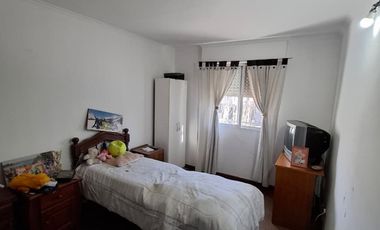 VENTA- CASA DE TRES DORMIOTIROS CON COCHERA Y PATIO CON JARDÍN-GRANADERO BAIGORRIA