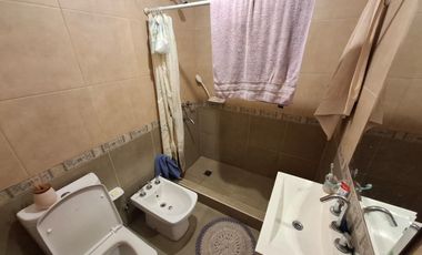 VENTA- CASA DE TRES DORMIOTIROS CON COCHERA Y PATIO CON JARDÍN-GRANADERO BAIGORRIA