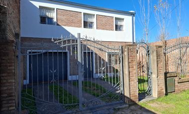 VENTA- CASA DE TRES DORMIOTIROS CON COCHERA Y PATIO CON JARDÍN-GRANADERO BAIGORRIA