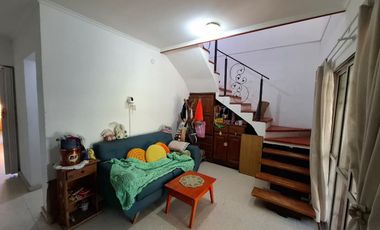VENTA- CASA DE TRES DORMIOTIROS CON COCHERA Y PATIO CON JARDÍN-GRANADERO BAIGORRIA